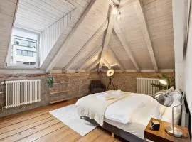 The R Loft - Cosy Hostel, Communal Bathroom and Kitchen