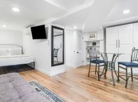 Sojourn Charming Lower Level Studio - Capitol Hill