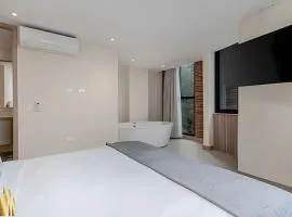 Solei Loft 301 - Location/Trendy Jacuzzi Living