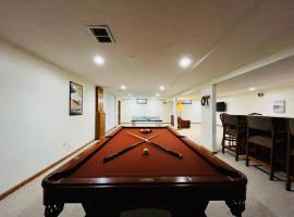 Near Shopping & Dining- The South Bend Bungalow, bungalov v destinaci Granger