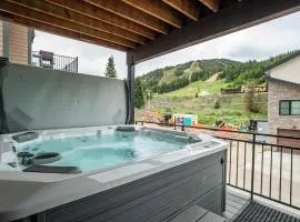 120 Cedar Drive, Slopeside 4BR Townhome with Mountain Views & Hot Tub