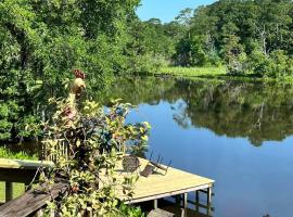 Tara's Riverfront Hideaway、モービルのコテージ