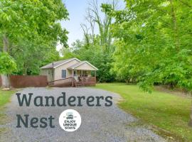 Wanderers Nest with a hot tub, caba&ntilde;a o casa de campo en Chattanooga