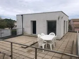 Pérols Centre, Studio unique au dessus de notre maison avec grande terrasse