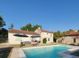 Charmant Gîte avec Piscine Privative et Terrasse à Charroux, Village Médiéval - FR-1-489-394