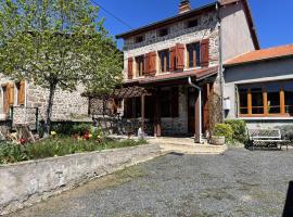 Gîte spacieux et calme avec jardin, animaux acceptés - FR-1-489-568, Hotel in Laprugne
