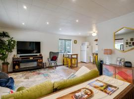 2 Mi to Arizona Christmas City! Cabin with Fireplace, hotel in Prescott