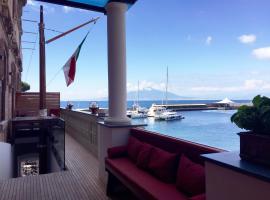 Yacht Club Capo Cervo Suites B&B、ソレントのビーチ・ホテル