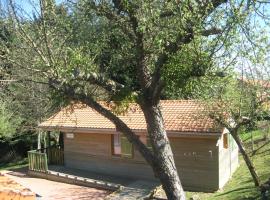 Chalet 2 chambres avec accès PMR, terrasse privée, piscine, activités plein air. - FR-1-496-246, ξενοδοχείο σε Saint-Rirand