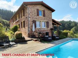 Maison de campagne avec piscine, spa et jeux extérieurs dans le Haut Beaujolais - FR-1-496-247, hotel in Belmont-de-la-Loire