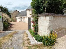 Charmante Maison en Pierre avec Jardin Près de Chinon - FR-1-381-608, hôtel à Sazilly
