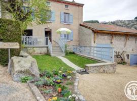 Gîte rural familial avec jardin, terrasse et équipements modernes près du Parc Livradois Forez - FR-1-496-22, hotel di Chérier