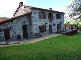 Maison rustique avec cheminée, jardin et animaux admis à Laprugne - FR-1-489-184, Hotel in Laprugne