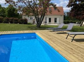 Charmante maison à Haut-Bocage avec jardin, terrasse, et randonnées à proximité - FR-1-489-516, hotel in La Palisse