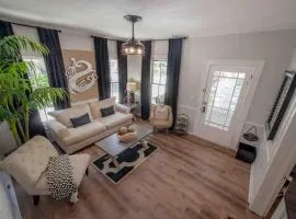 Bungalow on the Bay scenic views Mins 2 downtown