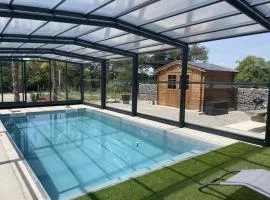 Gîte rénové avec piscine chauffée couverte, climatisation, proche randonnées et attractions locales - FR-1-489-471