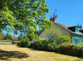 Maison authentique avec grand jardin et confort moderne à Lurcy-Lévis - FR-1-489-556, hotel v destinaci Lurcy-Lévis