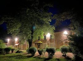 Gîte de charme à Souvigny avec jardin et animaux acceptés - FR-1-489-583, hotel v destinaci Souvigny