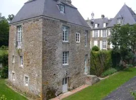Maison du Chapelain avec Cheminée, Jardin et Animaux Acceptés - FR-1-497-54