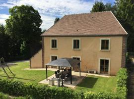 Maison familiale avec jardin clos, jeux extérieurs, wifi et tout confort au cœur du Parc du Perche - FR-1-497-10, hotel in Feings