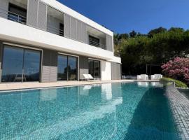 Contemporary Villa with Sea View, Infinity Swimming pool, Gym , Cinema room,Lift, hotel in Nice