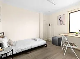 Serene Single Room in Canley Vale - Steps to Train & Local Dining - Shared Bathroom