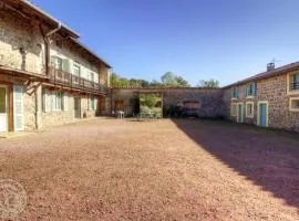 Grande Maison Authentique avec Jardin Privé, Terrasse et VTT - Hébergement pour 15 Personnes - FR-1-496-109