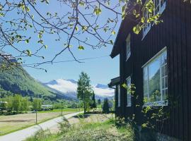Historic Log House At The Foot Of Middagstind, Hotel in Sæbø