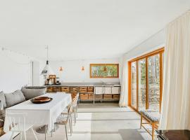 Sea View And Idyll In Bungenäs On Gotland, hotelli kohteessa Fårösund