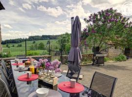 Gîte en pierre rénové avec jardin et WiFi à Chalmazel-Jeansagnière - FR-1-496-253、Chalmazel Jeansagniereのホテル