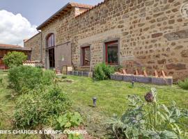 Gîte de charme avec terrasses et plancha - FR-1-496-327, ξενοδοχείο σε Verrières-en-Forez