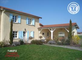 Maison spacieuse avec piscine chauffée, 4 chambres à Chalain-le-Comtal - FR-1-496-48, hotel i Chalain-le-Comtal