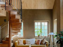 Designed House With Recycled Details In Österlen, hotell i Köpingebro