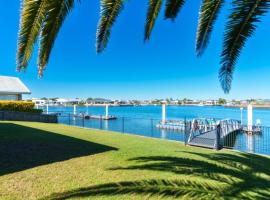 Dog Friendly Home With Canal Views, hotel in Banksia Beach