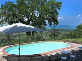 Historic Villa Overlooking Lake Trasimeno, hotell i Paciano