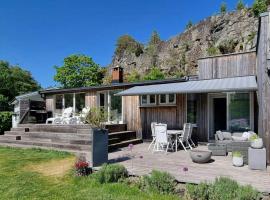 Summer Cabin With Sea View In Sandvika, hotel en Larvik