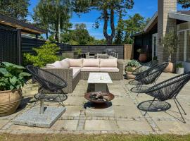 Holiday Home With Large Terrace In Tisvildeleje, hotelli kohteessa Tisvildeleje