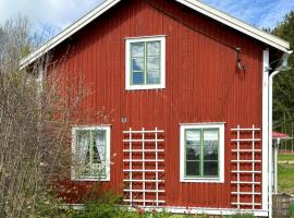 Timmerhus Med Bastu Vid Ljungan, hotel in Sundsvall