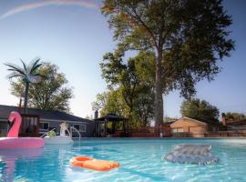 Lush Hideaway with HotTub & Pool 6 mins kings Island, ξενοδοχείο σε Mason