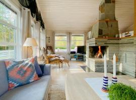 Engalsvik에 위치한 호텔 Beach Cabin With View And Sunny Terrace