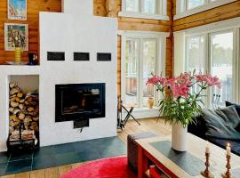 Håndbygget Bjælkehus Ved Søen I Vemdalen, hotel in Klövsjö