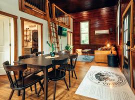Riverview Suite Private Riverfront Stay Near Charleston WV, khách sạn ở Clendenin