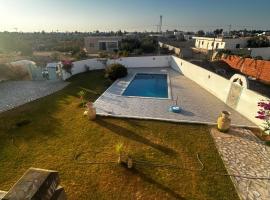 Huge entire private villa, hôtel à Temlale