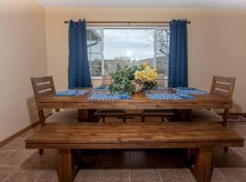 Remodeled Mountain Retreat with Hot Tub and Scenic Views Near Trails in Lander, Wyoming, hotell i Lander