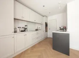 Modern 2 bed house in Hollystown with free parking