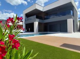 Lux Villa Serene with heated pool, Hotel in Rovanjska