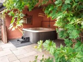 Studio with HotTub-Garden-PetsOK-Parking