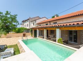 Villa Alina with Pool, hotel in Savudrija