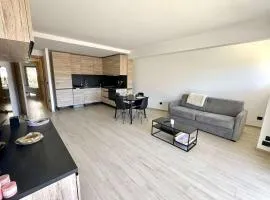 Appartement rénové à Cavalaire : 2 pièces, clim, 2 balcons, parking, 1ère étage, centre-ville - FR-1-226B-216