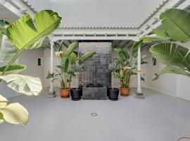 Nomad Hub Tenerife, villa in Barriada de San Pio X
